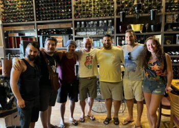 O elenco da peça “O Vendedor de Sonhos” com Werther Bandeira no almoço do restaurante Villa do Vinho Bistrô – Foto: Divulgação