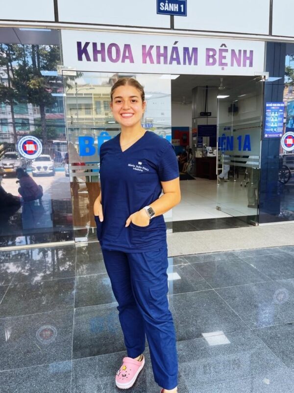 A acadêmica de medicina Maria Júlia Diniz durante programa de voluntariado no hospital Benh Vien 1ª, na cidade vietnamita de Ho Chi Minh – Foto: Divulgação