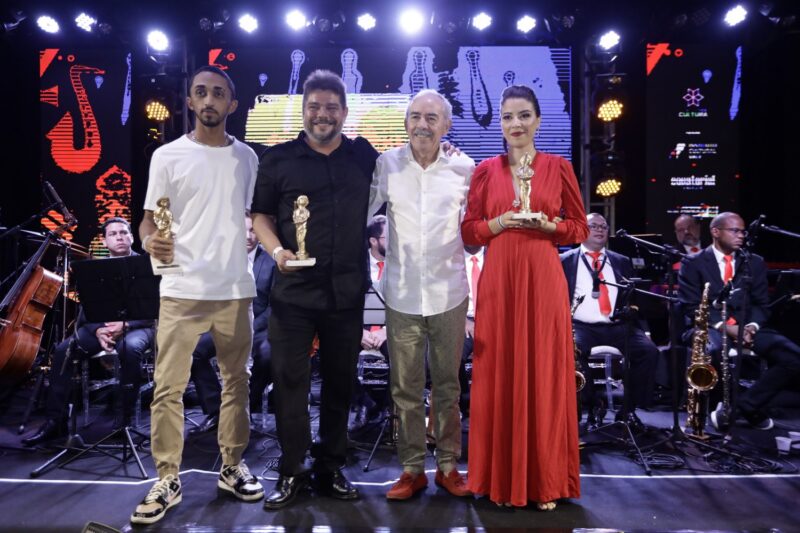 O Dir da Equatorial Maranhão José Jorge Soares com os homenageados in memoriam Niã Bragança (filho de Neném Bragança), Luiz Francisco Andrés (filho de Luiz Phelipe Andrés) e Sarah Martins (sobrinha de Niceas Drumond) – Foto: Miguel Viégas