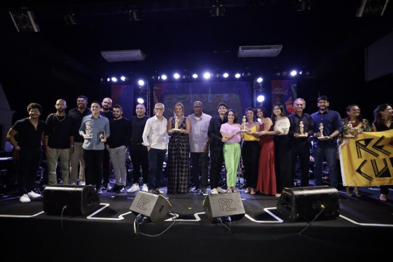 Victor Hugo e Grupo Argumento, os curadores do evento Gilberto Mineiro e Pedro Sobrinho entre Paulinha Lobão, Valéria Melo e integrantes do Projeto Cultural SM, Mário Jorge, Liérson Nascimento, Karoline Ramos e Polyana Chagas – Foto: Miguel Viégas