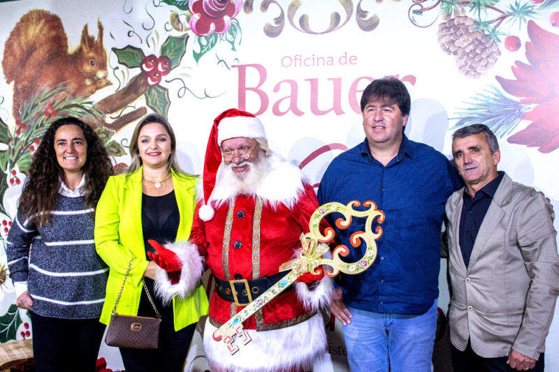 Da esquerda para a direita, Rebecca Wagner (presidente da MOVE), Wanessa Simplício (primeira-dama de Camanducaia), Rodrigo Oliveira (prefeito do município mineiro) e o vereador Zico ao lado do Papai Noel na abertura oficial do Natal Cultural nas Montanhas – Foto: Divulgação