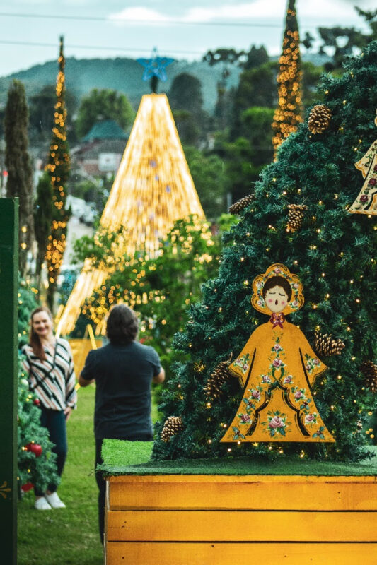 Um espetáculo de luzes e cores envolvendo personagens do universo natalino em meio as paisagens das Montanhas que cercam Monte Verde em Minas Gerais – Foto: Divulgação