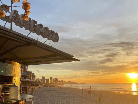 Nas areias, o Quiosque Caneco 70, na Praia do Leblon faz a festa no Posto 12 – Foto: Divulgação