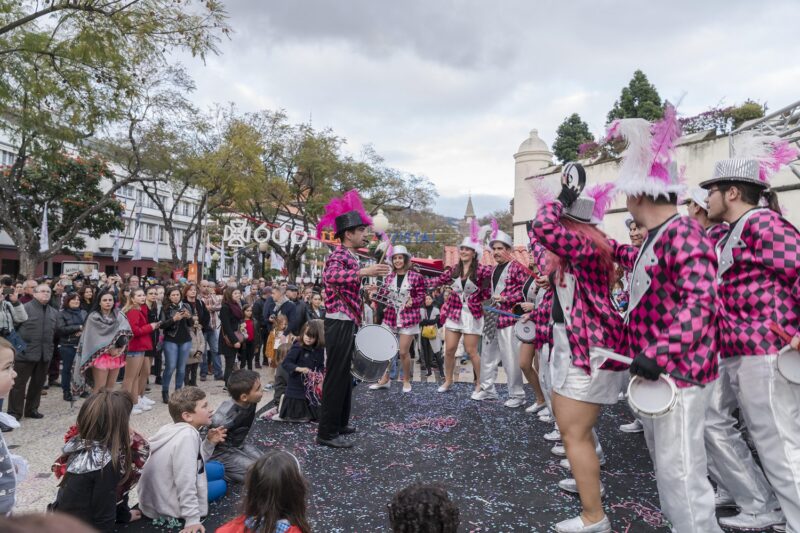 No ritmo da bateria, portugueses caem na folia - Fotos: Divulgação
