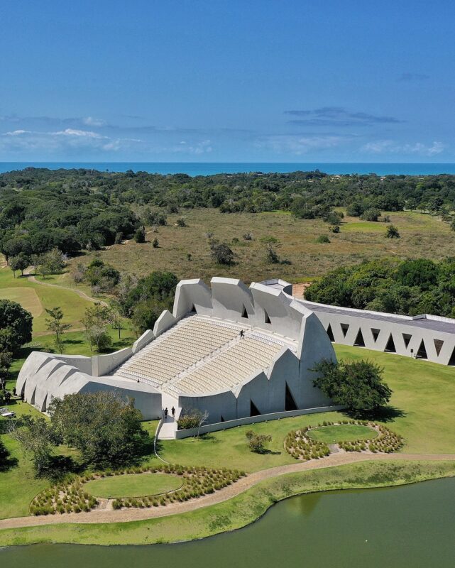 Teatro L’Occitane, um complexo arquitetônico único, por sua beleza e funcionalidade, em meio à natureza exuberante da região – Foto: Divulgação