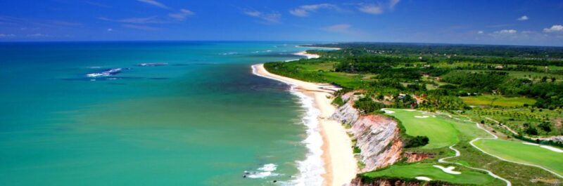 O cenário natural de Trancoso, o entorno de uma grande área verde, à beira das falésias e a vista para o mar – Foto: Reprodução