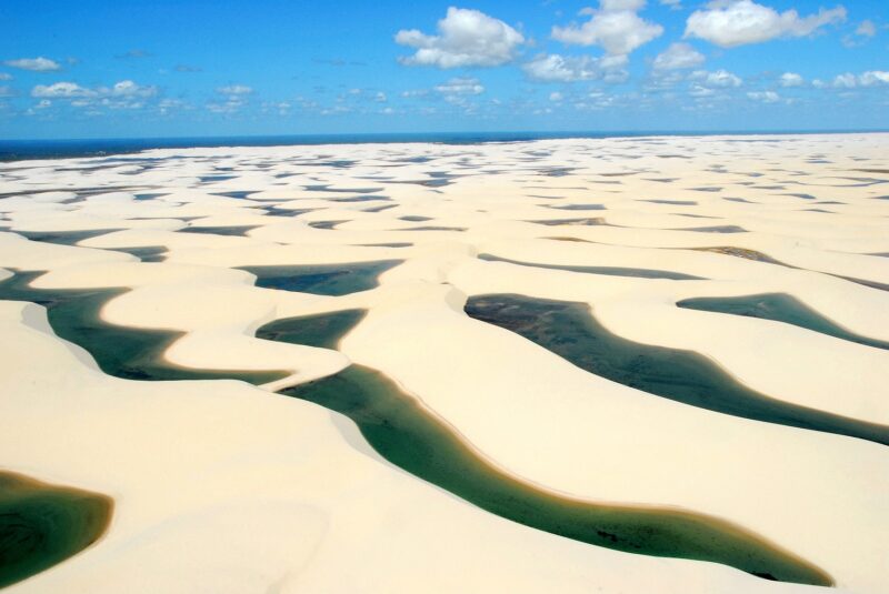 A beleza peculiar dos Lençóis Maranhenses e toda sua extensão de areias entre lagoas de águas cristalinas – Foto: Divulgação