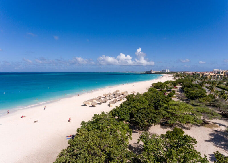 Eagle Beach é reconhecida a praia mais bonita do Caribe