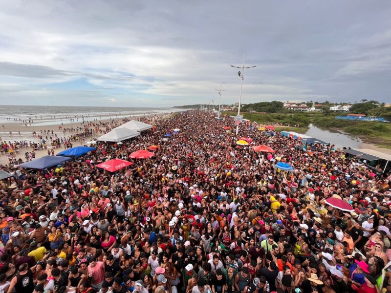 Na avenida Litorânea, o carnaval durante o dia aqueceu os foliões para as festas do Centro da capital maranhense – Foto: Túlio Verás