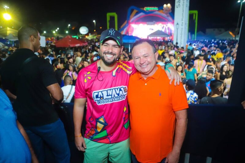 O Secretário de Estado da Cultura Yuri Arruda e o Governador do Maranhão, Carlos Brandão em plena folia que consolidou o carnaval do Maranhão no país – Foto: Matheus Facas