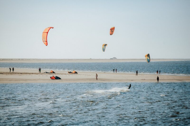  Entre julho e dezembro, o povoado Atins é invadido por kitesurfistas em busca de bons ventos – Foto: Leo Castro