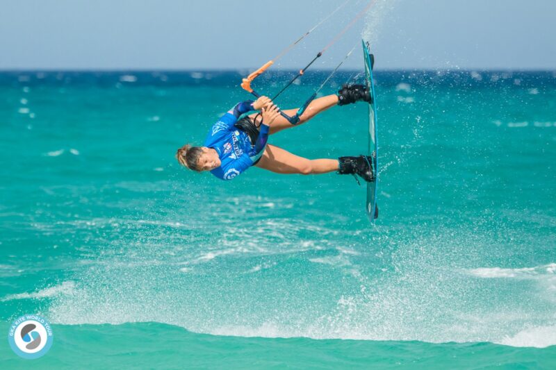 A atleta Mikaili Sol já subiu ao pódio seis vezes em competições mundiais de kitesurf – Foto: Divulgação/GKA