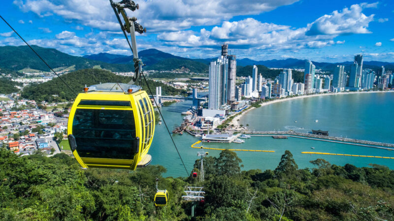 Bondinhos aéreos interligando três estações entre o lado sul da orla de Balneário Camboriú, subindo até o Morro da Aguada e descendo até a praia de Laranjeiras – Foto: Divulgação