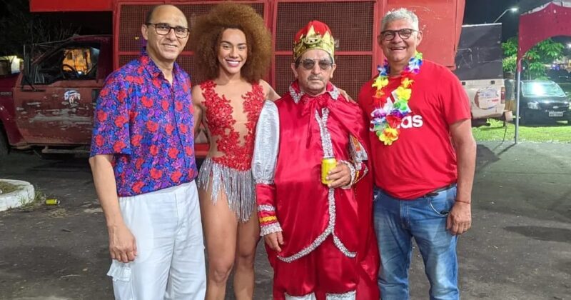Prefeito João Martins e Secretário de Governo, Zé Martins, prestigiam desfile dos blocos ao lado do rei e da rainha do Carnaval da Nossa Gente, João Garcia e Ludmilla Luiza - Foto: Prefeitura de Bequimão / Divulgação