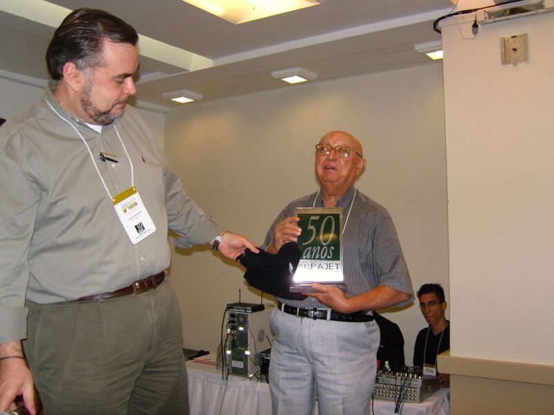 Recebendo das mãos do jornalista Cláudio Magnavitta, a placa comemorativa aos 50 anos da Associação Brasileira de Jornalistas de Turismo - Abrajet - Foto: Gutemberg Bogéa