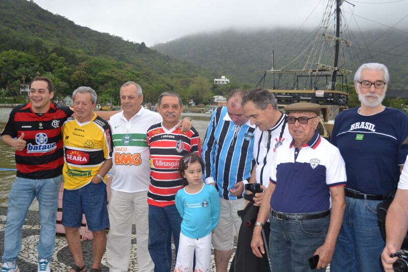Ao lado dos amigos jornalistas representando seus clubes de futebol regionais - Foto: Gutemberg Bogéa