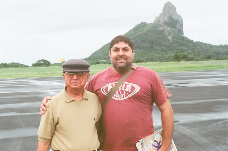 Com meu parceiro do jornalismo de turismo desbravando Fernando de Noronha - Foto: arquivo JP Turismo