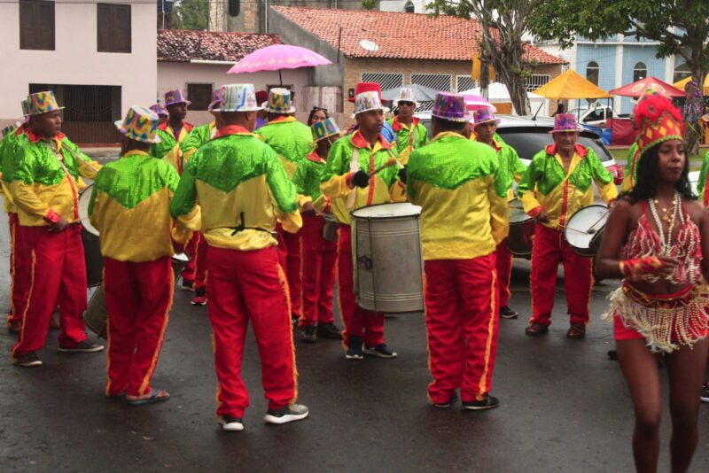 Amigos do Samba de Guajeritiua desfilando no circuito carnavalesco - Foto: Prefeitura de Guimarães / Divulgação