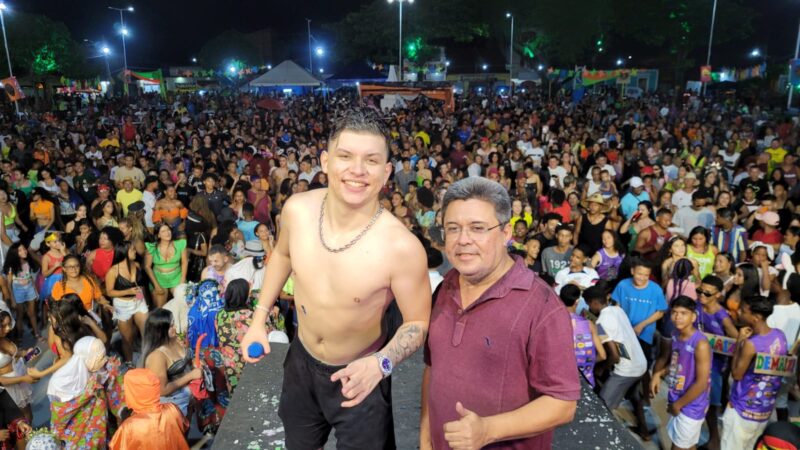 Prefeito Osvaldo prestigiando o show de Rafael Beckman na terça-feira de carnaval - Foto: Prefeitura de Guimarães / Divulgação