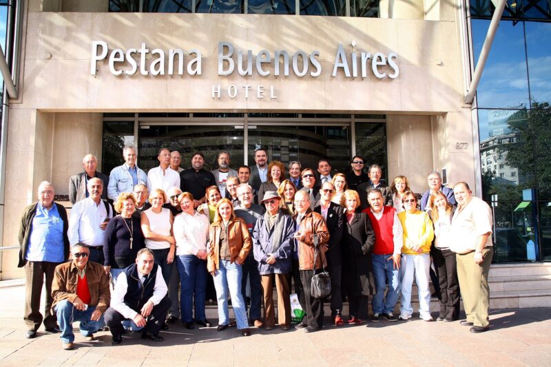 A comitiva da Abrajet Nacional, em Buenos Aires. No detalhe, José Carlos de boné ao centro - Foto: Arquivo JP Turismo