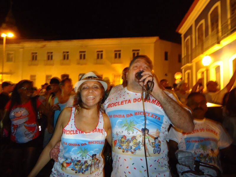 "Por entre ladeiras e sobradões / entre becos e escadas / venha brincar nessa festa / venha cantando assim", Gutemberg Bogéa - Foto: Gilson Ferreira