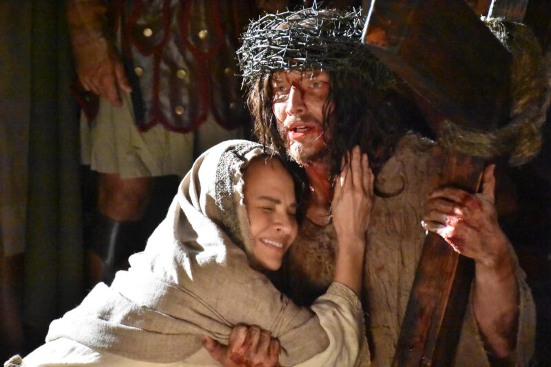 Jesus (Klebber Toledo) e Maria (Luíza Tomé) em uma das cenas mais dramáticas do espetáculo – Foto: Divulgação