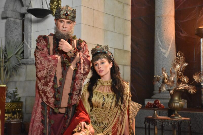 Nelson Freitas faz o personagem Rei Herodes e a atriz e influenciadora digital Duda Reis é a rainha Herodíades – Foto: Divulgação