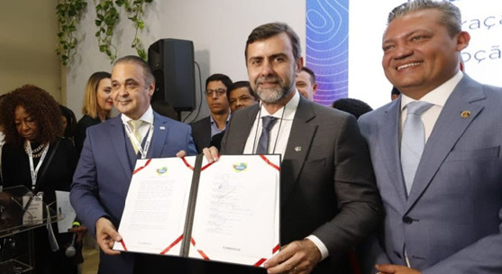 O presidente da Embratur, Marcelo Freixo, e o secretário de Turismo de São Paulo, Roberto de Lucena, exibem assinatura do Memorando de Entendimento - Foto: Ricardo Valarini / Embratur