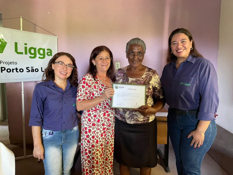 A assistente social Débora Rodrigues, a instrutora do SENAR-MA Raquel Barros Martins, dona Ester Soares com seu diploma de Alimentação Alternativa e a Coord. da Equipe Social da Ligga Lívia Cândice – Foto: Divulgação