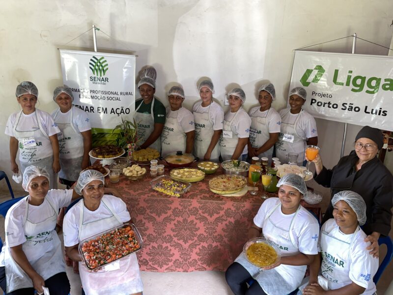 A instrutora do SENAR-MA Raquel Barros Martins e as alunas exibem pratos deliciosos feitos com cascas, sementes, frutas e verduras, que além de bonitos são deliciosos e ricos em nutrientes – Foto: Divulgação