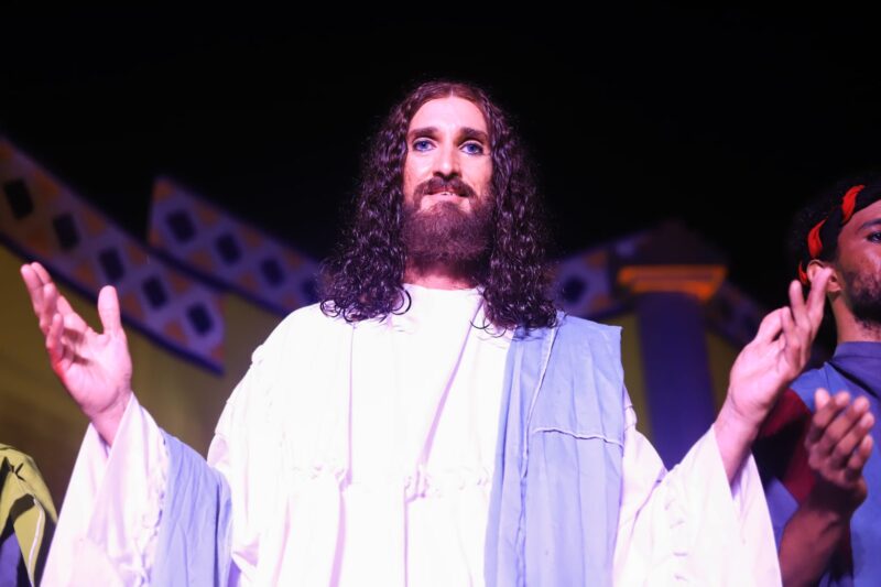 Jesus prepara a expulsão dos mercadores do Templo, indo de encontro aos sacerdotes que o queriam pegar em contradição em relação as leis de Moisés – Foto: Lucas Ferreira