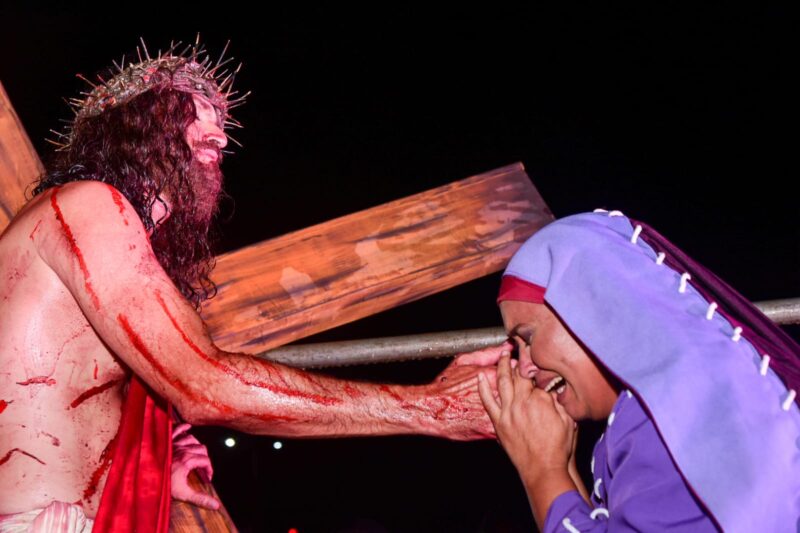 O encontro de Jesus com Maria perto da hora da crucificação – Foto: Lucas Ferreira