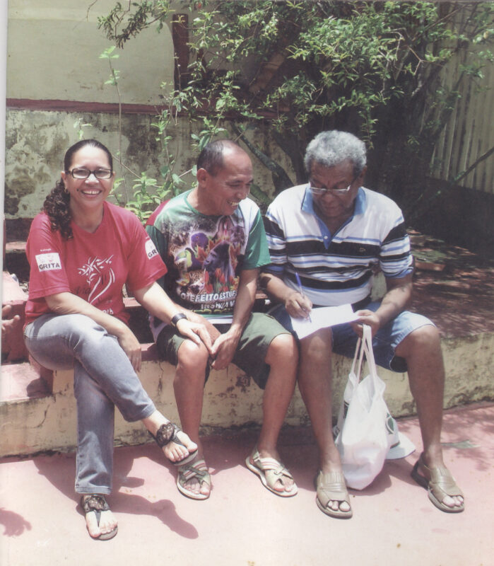 Os criadores Zezé Lisboa e Cláudio Silva, em 2018, contando a origem do Grita e da Via-Sacra ao repórter Herbert de Jesus Santos – Foto: Divulgação