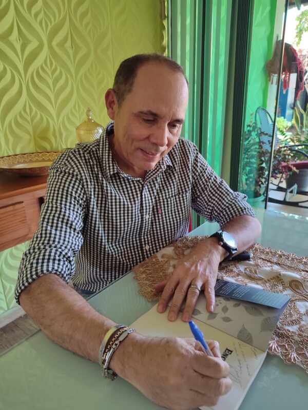 Penaforte Dias autografando sua obra – Foto: Elmer Graff