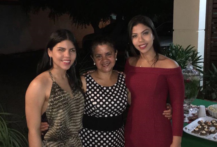 Alinez Martins entre as filhas Sara e Ana Letícia – amores da sua vida – Foto: Divulgação