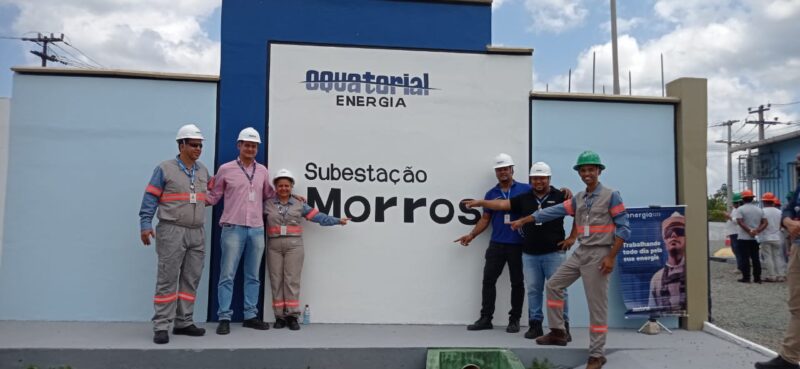 A Gerente de Obras e Manutenção da Equatorial Maranhão com a sua equipe masculina na Inauguração da Subestação de Morros – Foto: Divulgação