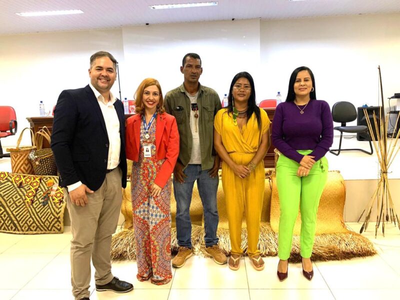 Mirelly Carvalho (Ger Relacionamento com o Cliente da Equatorial MA), Ana Fontes (Consultora Grandes Clientes Equatorial MA), Adailson Andrade (Superintendente Regional Sul Equatorial MA, Fabiana Guajajara (Diretora Centro de Saberes Tukán) e Cacique Silvio Guajajara (Pres. Centro de Saberes Tukán) - Foto: Divulgação