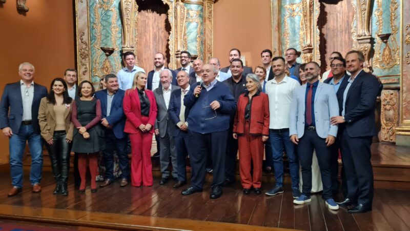 Prefeito de Curitiba, Rafael Greca, e governador em exercício, Darci Piana, recepcionam as 12 cidades selecionadas na parceria Sebrae x BID – Foto: Divulgação