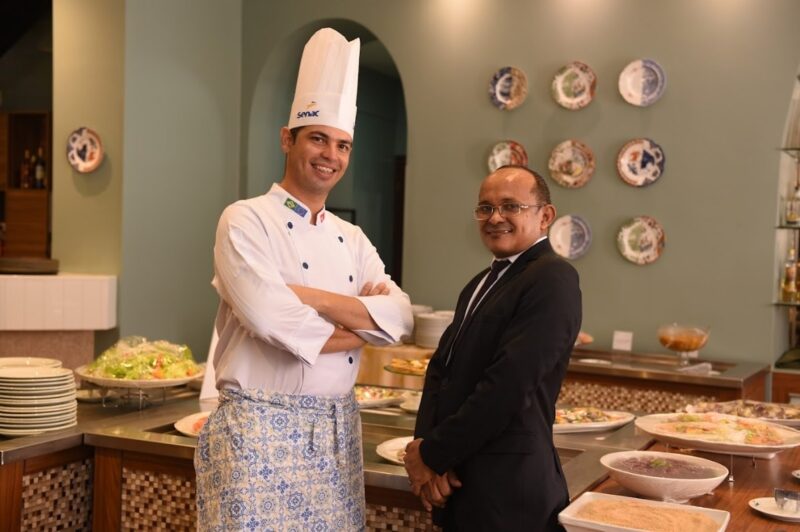 O Chef Samuel Mendes e o Maitre Executivo Edson Pereira - Foto: Ascom/Senac