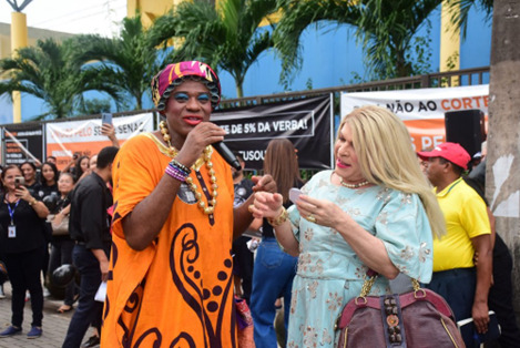 As famosas personagens da Comédia Pão com Ovo, Clarisse e Dijé, lembrando que as instituições fomentam a educação e a cultura – Foto: Ascom/Senac