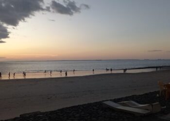Uma pelada na praia