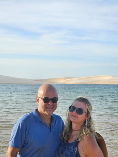 Marcos e Silmara, turistas de São Paulo, celebraram bodas de erva no Lençóis Maranhenses – Foto: Arquivo Pessoal