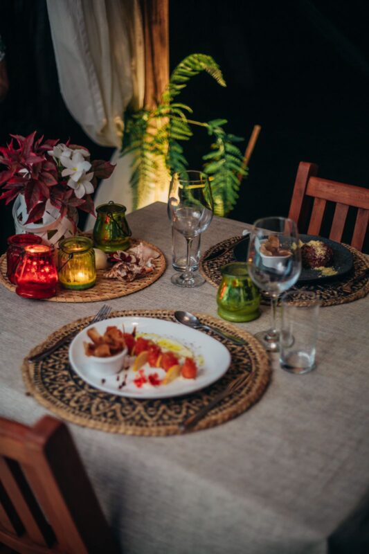 Jantar romântico é uma boa programação para casais que se hospedam em Atins – Foto: Divulgação/Vila Aty