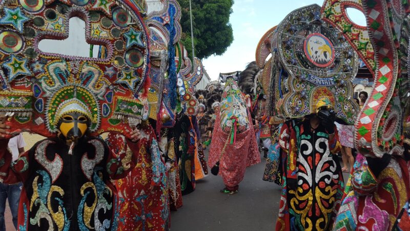 Como acontece tradicionalmente, o Boi de Santa Fé faz a sua caminhada para louvação na Capela de São Pedro com seus cazumbás na frente – Foto: Gutemberg Bogéa