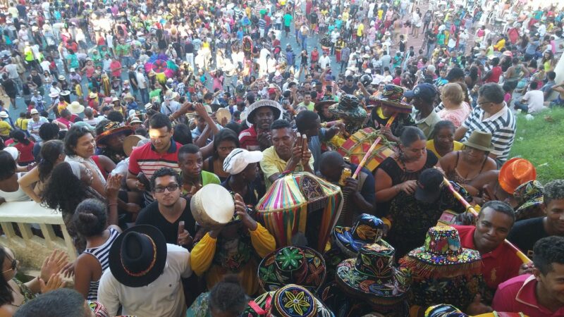 Devotos e brincantes de Bumba-meu-boi sobem a escadaria da capela para cumprirem suas promessas ao Pedro Santo – Foto: Gutemberg Bogéa 