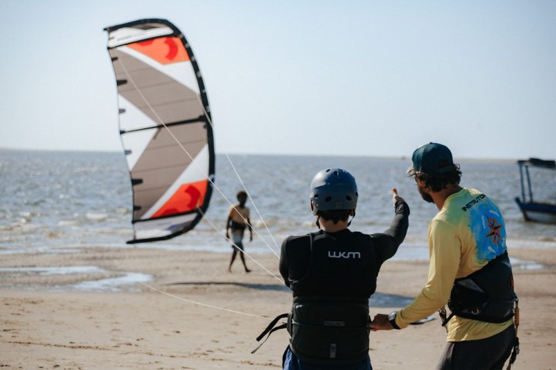 No vilarejo há várias escolas de kitesurf que oferecem curso para iniciantes – Foto: Leo Castro/Vila Aty