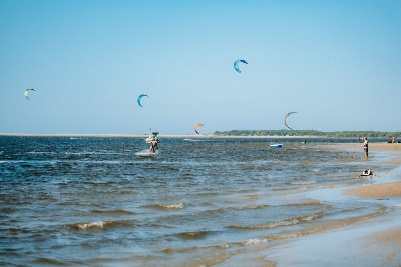 De julho a dezembro, kitesurfistas colorem o céu da praia de Atins com suas pipas – Foto: Leo Castro/Vila Aty