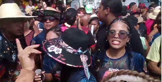 Com muitas jovens no cordão, o Boi do Sítio do Apicum encarou o batalhão da Maioba, cantando um refrão pesado: “Na minha conta tu não vai te criar,/lá vai, lá vai, o melhor de Ribamar!” – Foto: Reprodução