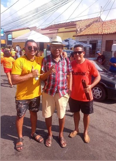 Três matraqueiros no Boi do Sítio do Apicum: André, filho do Cel. Osmarino, e Bruno,  filho do saudoso Mandrake (Antônio Almeida), primos,  ladeando o amigo Herbert de Jesus Santos, na Rua Grande !” – Foto: Reprodução