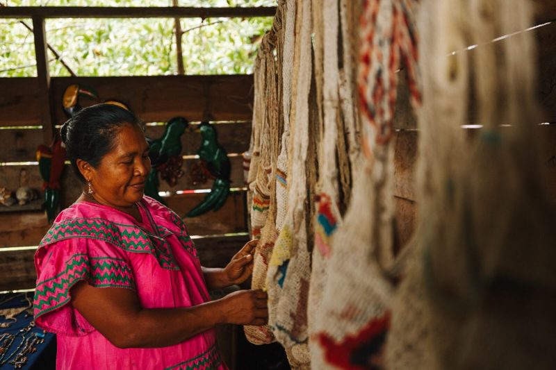 Ngäbe-Buglé participa cada vez mais da economia monetária da região por meio de empregos informais e da venda de produtos artesanais – Foto: Divulgação